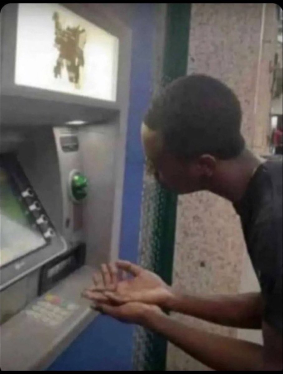 sbxkh_'s tweet photo. moi qui reçois ma paye à 22h alors que tlm a reçu à paye #poste https://t.co/d5XJQ8azCt