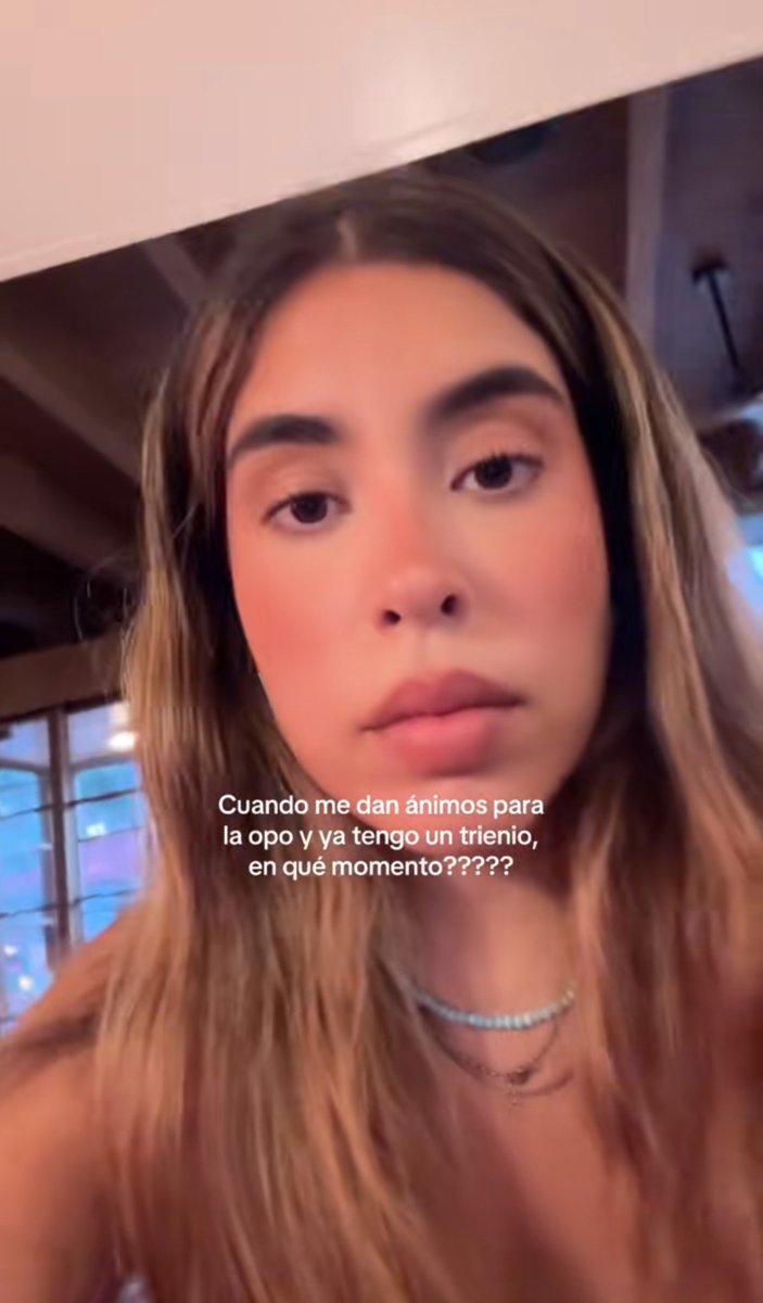 Undercover_Camo's tweet photo. Se llama Sara, probablemente menos de 30 años, aprobó la oposición a Policía Nacional y en menos de 3 años ya lleva un tiempo en prensa.

Este tipo de funcionarios (que no policías) son los que deberían estar en la calle y no en un sitio así. https://t.co/0gzK8lZ6Sn