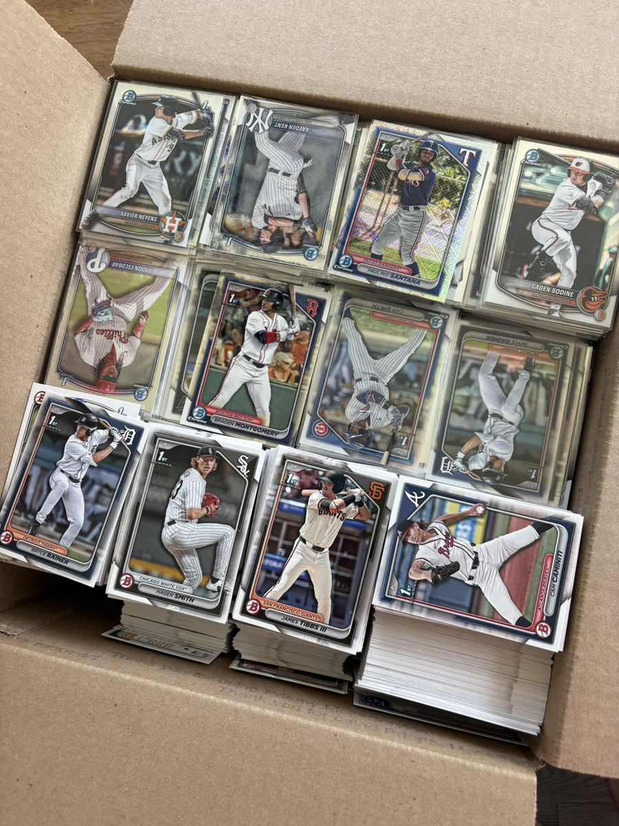 coachcardcap's tweet photo. @Elliott0924 @davisdugout @premiercards_2 Large Priority Box All Bowman 1st - 2 rows of chrome and refractors, 1 row of Paper - $75 shipped w tracking https://t.co/V45JMrvyhP