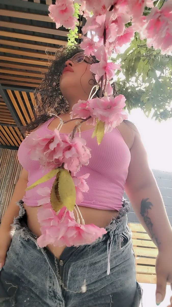 Destinysinss's tweet photo. I'm live on @CamsodaLife right now. Come see me! https://t.co/IjnFi6mhlO I think we're going to have a great time today. 💕 https://t.co/5qOR6LS6Yt