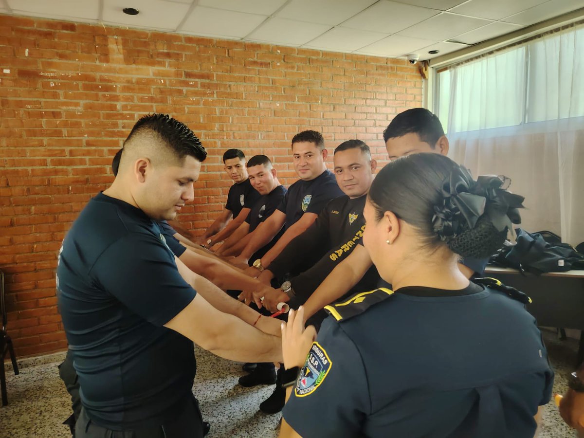 DSP_HN's tweet photo. 🏥 Bienestar Laboral y Salud Integral

Con el objetivo de promover espacios de trabajo saludables, la Clínica Policial UDEP-7 realizó el taller "Manejo del Estrés y Trabajo en Equipo" para los funcionarios asignados a esta zona. https://t.co/ebSOeRmT65