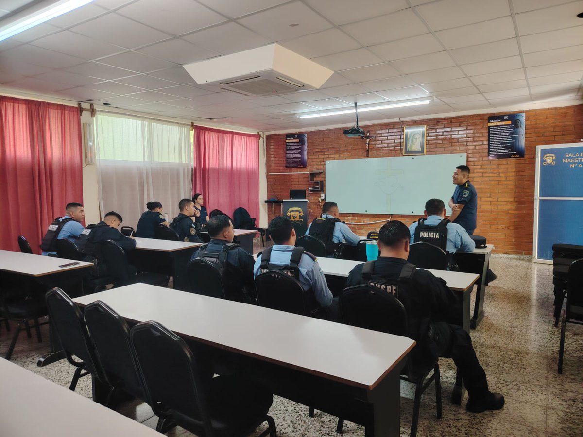 DSP_HN's tweet photo. 🏥 Bienestar Laboral y Salud Integral

Con el objetivo de promover espacios de trabajo saludables, la Clínica Policial UDEP-7 realizó el taller "Manejo del Estrés y Trabajo en Equipo" para los funcionarios asignados a esta zona. https://t.co/ebSOeRmT65