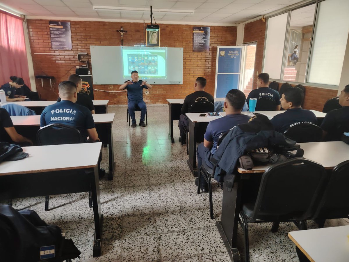DSP_HN's tweet photo. 🏥 Bienestar Laboral y Salud Integral

Con el objetivo de promover espacios de trabajo saludables, la Clínica Policial UDEP-7 realizó el taller "Manejo del Estrés y Trabajo en Equipo" para los funcionarios asignados a esta zona. https://t.co/ebSOeRmT65