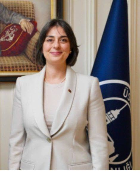 TOPRAK_2_'s tweet photo. -(Kim olduğu belli olmayan, ihale alamamış) sözde mağdur,
müteahhitin benden RÜŞVET istediler
-Vermeyince yapılan protokollar ile Bld.nin onarım ve tadilat işleri paravan bağış protokolleri ile yapmaya zorlandım....
Büyük ihtimalle her zaman olduğu gibi şantaj-tehtit-
korkutma zorlama ile veya kuyruk acısı ile alınan ifadeler.
-Bel.binasında görüntüleri var denen (acaba varmı!)Dolar la alınan rüşvet.
- Ve hiç eksik olmayan HTS kayıtları.
Ve tabii ki örgüt suçlamaları....
Bu güne kadar değişmeyen ithamlar, suçlamalar ile mahkum olmuş tek kişi varmı yok.
Tüm iddialar çöp oluyor....
Bir örgüt var. "Gerici,bağnaz, çağdaşlaşmayakarşı,sülük gibi halkın kanını emen,Laiklik ve Demokrasi düşmanı,
cemaat ve tarikatlara halkın parasını yedirmeme örgütü"
başında da
icraatları ile kendini ispatlamış,halkı ve ülkesi için çalışan,Atatürk
sevdalısı.
Türkiyenin, aydınlık yüzü, Sinem Dedetaş.