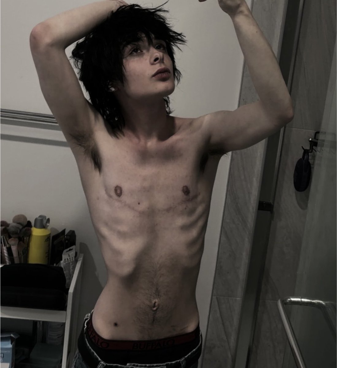 onyxsjournal's tweet photo. //bodycheck (87.3 lbs) 
so fat you cant see my chest bones unless i pose </3
#edrtwt #shedrtwt https://t.co/UX7vrAG9p1