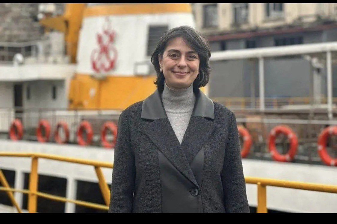 justaysenz's tweet photo. Henüz Şehir Hatları Gen. Müdürüydü. Tanışmıyorduk. Emirgan İskelesi’nin bakımsız olduğunu  tadilat beklediğimizi yazdım. Bir ay içinde yenilendi. Teşekkür için götürdüğüm kazağı kabul etmedi. “O zaman İskeleye bir saat alayım” dedim “O olur ve onu birlikte asalım” dedi. Geldi, birlikte astık. Hayatımda bürokratlardan gördüğüm en zarif davranıştı. Sanırım suçu da budur . #SinemDedetaş