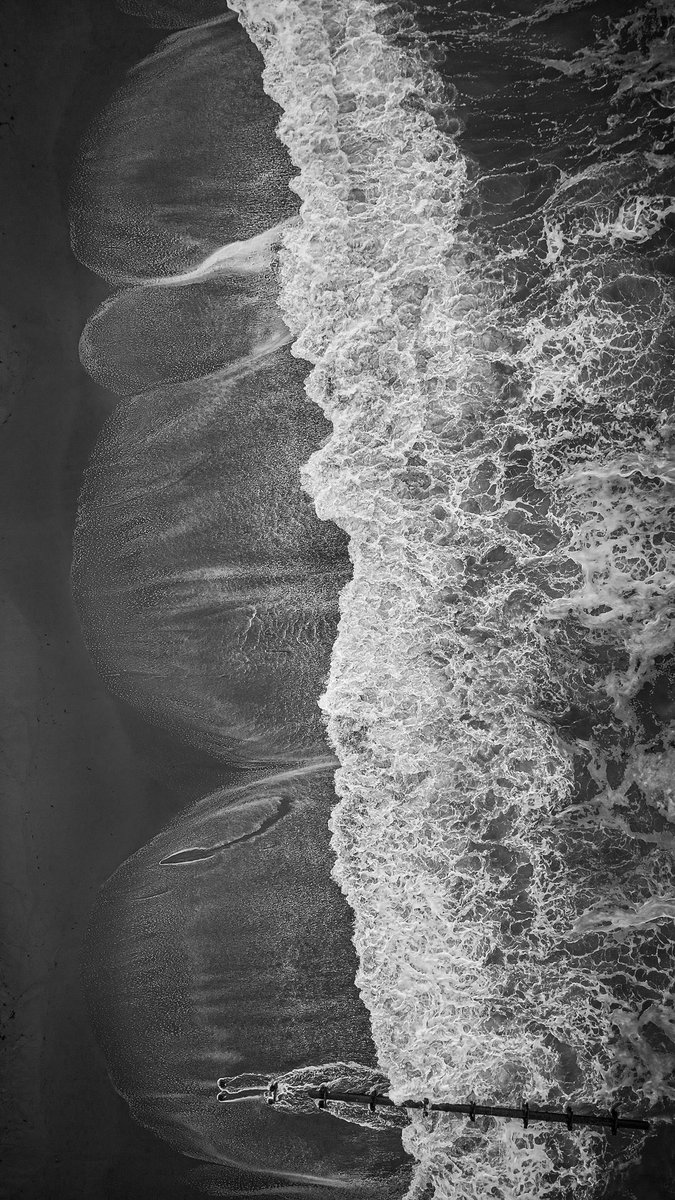 sambncl's tweet photo. The beach creating a canvas for the waves 🌊 

#waves #photography https://t.co/Au3eHMH0ha