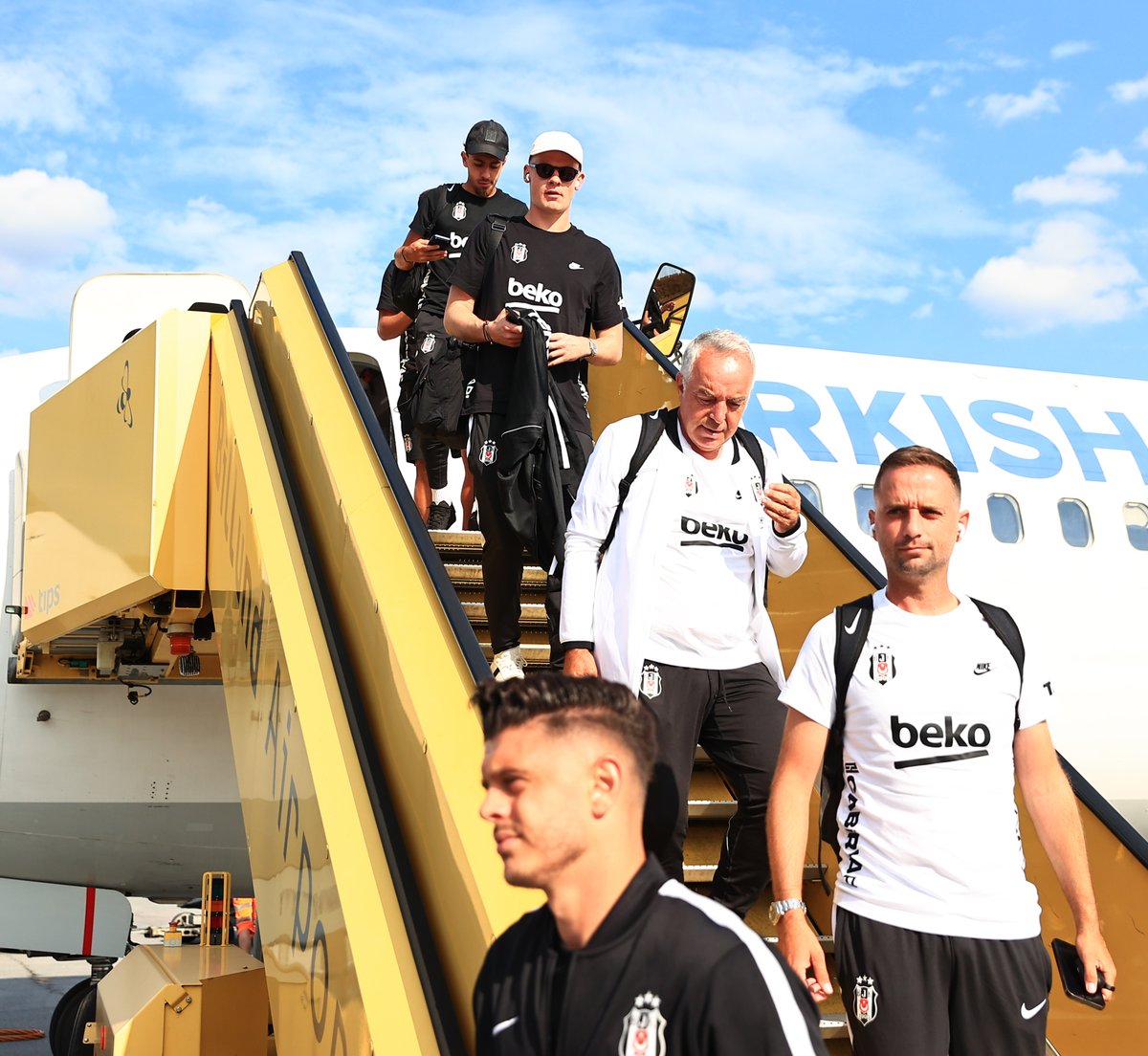 Besiktas's tweet photo. 🦅 Beşiktaşımız Danimarka'da!

#FCMvBJK https://t.co/jTVpNdfVpN