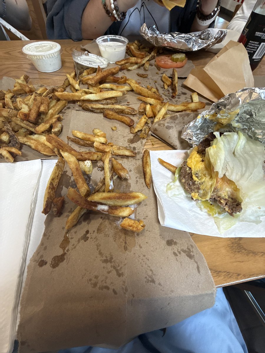 CottontailVA's tweet photo. just had to try five guys with my friends !! 
it was amazing 😩😩

peep the before and after of our MOUNTAINOUS fry spread 😈 https://t.co/pk7u7IGwBE