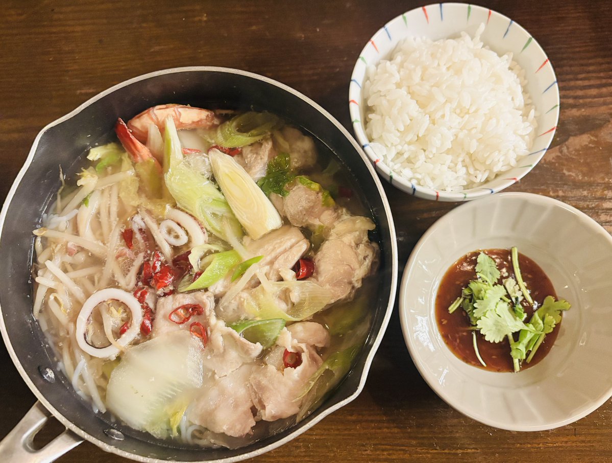 kanya555kumari's tweet photo. #深夜の絶品まかない飯シリーズ

#829
・タイスキ風エスニックちゃんこ
・白米

んあ"〜〜〜〜〜！！
やっぱこの鍋ほんまに美味い❣️🍲🇹🇭セロリと白滝とイカとかエビとか鷹の爪とかふんだんに入れて、さらにビリ辛のタレに付けて食べる。将来どこに住んでもええけど、名物鍋がある国がええな。。。🌏 https://t.co/eXn5WyYreb