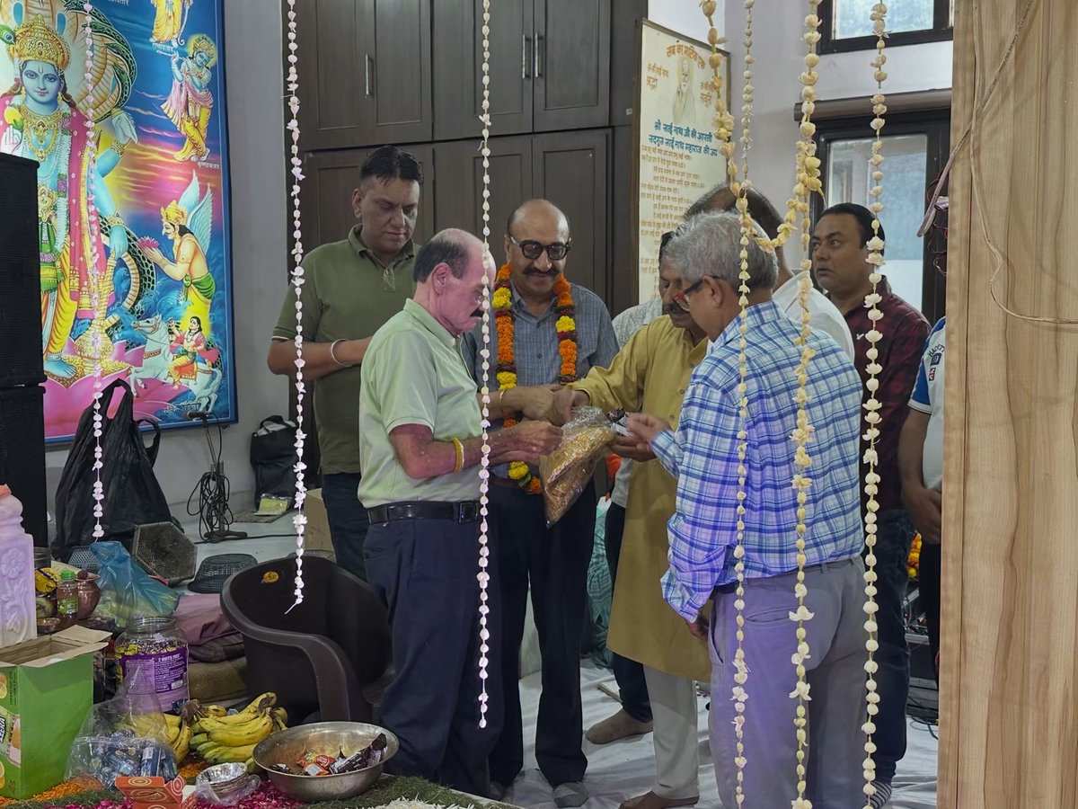 pappuofficial's tweet photo. गुरु पूर्णिमा के पावन अवसर पर कृष्ण धाम मंदिर, ग्रीन एवेन्यू में कीर्तन में सम्मिलित होकर गुरु एवं प्रभु का आशीर्वाद प्राप्त किया। 🙏🌺
#Ashwanikumarpappu 
#AmritsarNorth #HalkaNorth https://t.co/9RDHTi8M5l