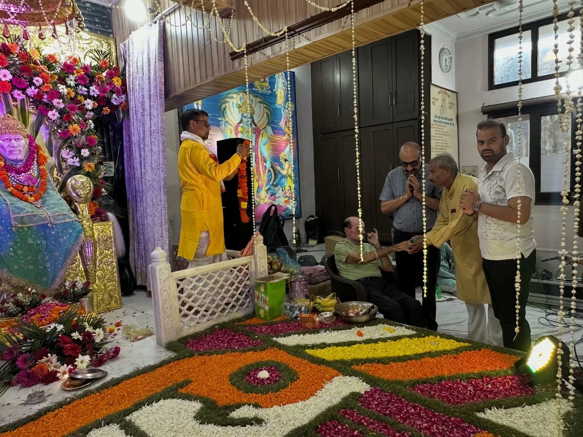 pappuofficial's tweet photo. गुरु पूर्णिमा के पावन अवसर पर कृष्ण धाम मंदिर, ग्रीन एवेन्यू में कीर्तन में सम्मिलित होकर गुरु एवं प्रभु का आशीर्वाद प्राप्त किया। 🙏🌺
#Ashwanikumarpappu 
#AmritsarNorth #HalkaNorth https://t.co/9RDHTi8M5l