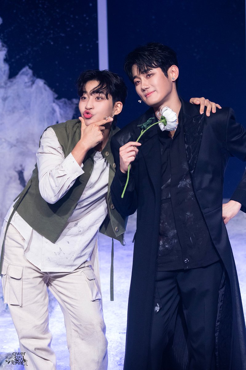qwer351's tweet photo. 260723 뮤지컬 죽음에 관하여
첫공 무대인사

유승현 배우님
박좌헌 배우님 https://t.co/IeE5y1o9ei