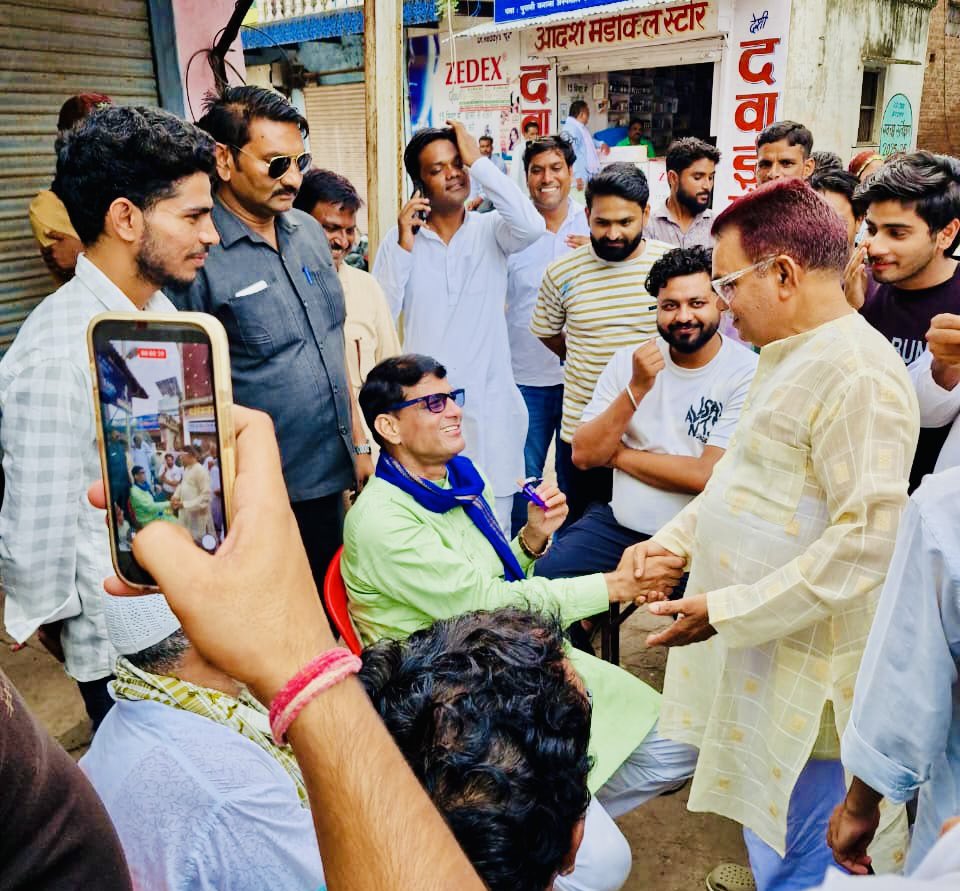 AmanKumarG111's tweet photo. दतिया उपचुनाव में विरोधियों द्वारा शराब और पैसे बांटने के सवाल पर ASP प्रत्याशी दामोदर यादव ने कहा कि वोटों के ख़रीदार बनकर जो लोग आज पैसे और शराब बांट रहे हैं, वो कोई इनके घर से नहीं आ रहा बल्कि जनता को बेवकूफ़ बनाकर उसके लूटे हुए पैसों का ही इस्तेमाल हो रहा है, ताकि पुनः जीतकर लूट का सिलसिला जारी रखा जाए. लेकिन दतिया की जागरूक जनता इस बार वर्तमान के दोनों सहयोगी दलों बीजेपी और कांग्रेस को कठोर सबक सिखाएगी.
@BhimArmyChief
@DamodarSYadav