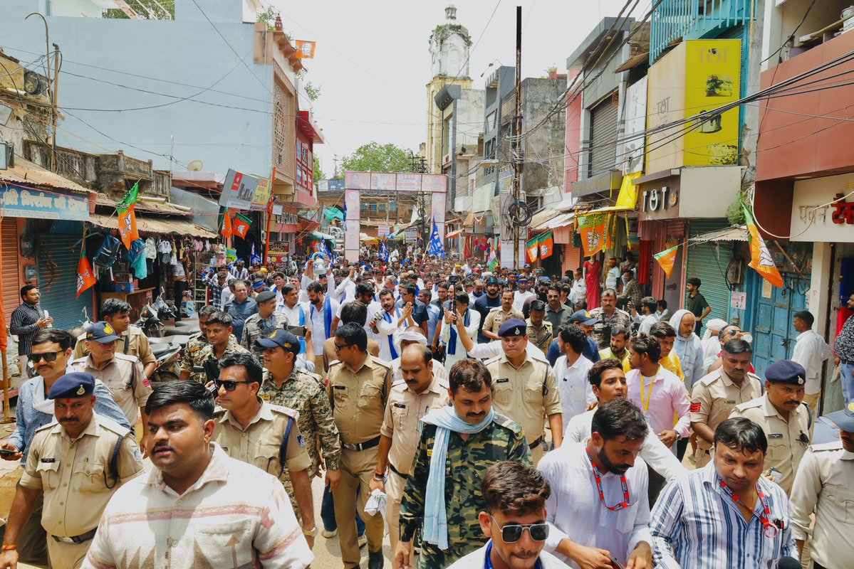 AmanKumarG111's tweet photo. दतिया उपचुनाव में विरोधियों द्वारा शराब और पैसे बांटने के सवाल पर ASP प्रत्याशी दामोदर यादव ने कहा कि वोटों के ख़रीदार बनकर जो लोग आज पैसे और शराब बांट रहे हैं, वो कोई इनके घर से नहीं आ रहा बल्कि जनता को बेवकूफ़ बनाकर उसके लूटे हुए पैसों का ही इस्तेमाल हो रहा है, ताकि पुनः जीतकर लूट का सिलसिला जारी रखा जाए. लेकिन दतिया की जागरूक जनता इस बार वर्तमान के दोनों सहयोगी दलों बीजेपी और कांग्रेस को कठोर सबक सिखाएगी.
@BhimArmyChief
@DamodarSYadav