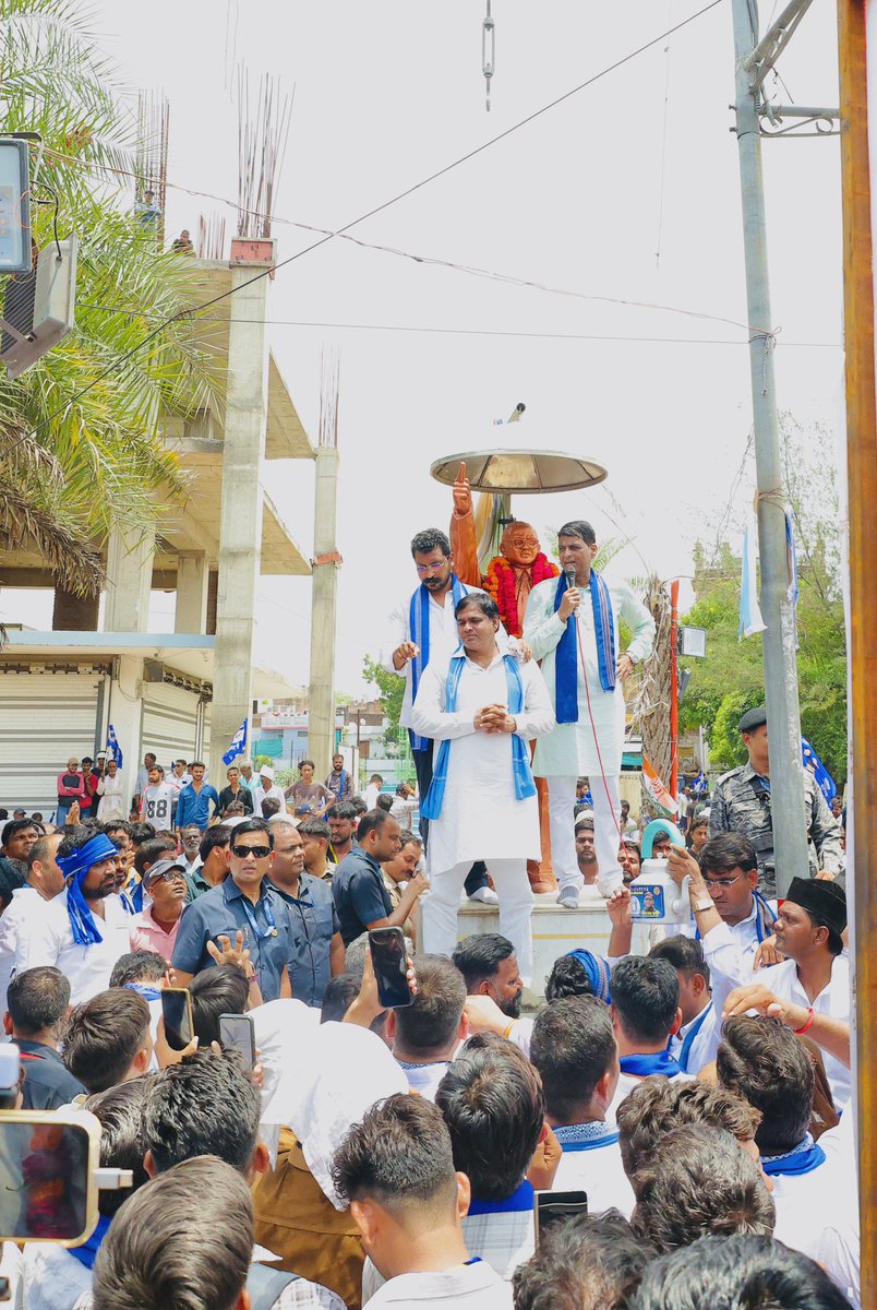 AmanKumarG111's tweet photo. दतिया उपचुनाव में विरोधियों द्वारा शराब और पैसे बांटने के सवाल पर ASP प्रत्याशी दामोदर यादव ने कहा कि वोटों के ख़रीदार बनकर जो लोग आज पैसे और शराब बांट रहे हैं, वो कोई इनके घर से नहीं आ रहा बल्कि जनता को बेवकूफ़ बनाकर उसके लूटे हुए पैसों का ही इस्तेमाल हो रहा है, ताकि पुनः जीतकर लूट का सिलसिला जारी रखा जाए. लेकिन दतिया की जागरूक जनता इस बार वर्तमान के दोनों सहयोगी दलों बीजेपी और कांग्रेस को कठोर सबक सिखाएगी.
@BhimArmyChief
@DamodarSYadav