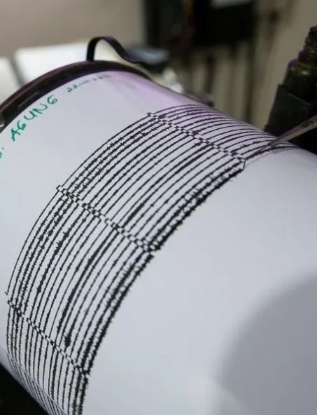 diariopanorama's tweet photo. Un nuevo sismo de magnitud 5,8 volvió a sacudir este miércoles 29 de julio la prefectura de Kumamoto, en el sudoeste de Japón, un día después de que un terremoto de 7,1 causara la muerte de 18 personas y varios atrapados bajo los escombros que los equipos de rescate continúan buscando.

El temblor tuvo lugar a las 10:19 pm, hora local (01:19 GMT), con epicentro en las islas Amakusa, cercanas a la localidad de Kumamoto, según la agencia meteorológica japonesa (JMA).

#SismoJapón #Japón