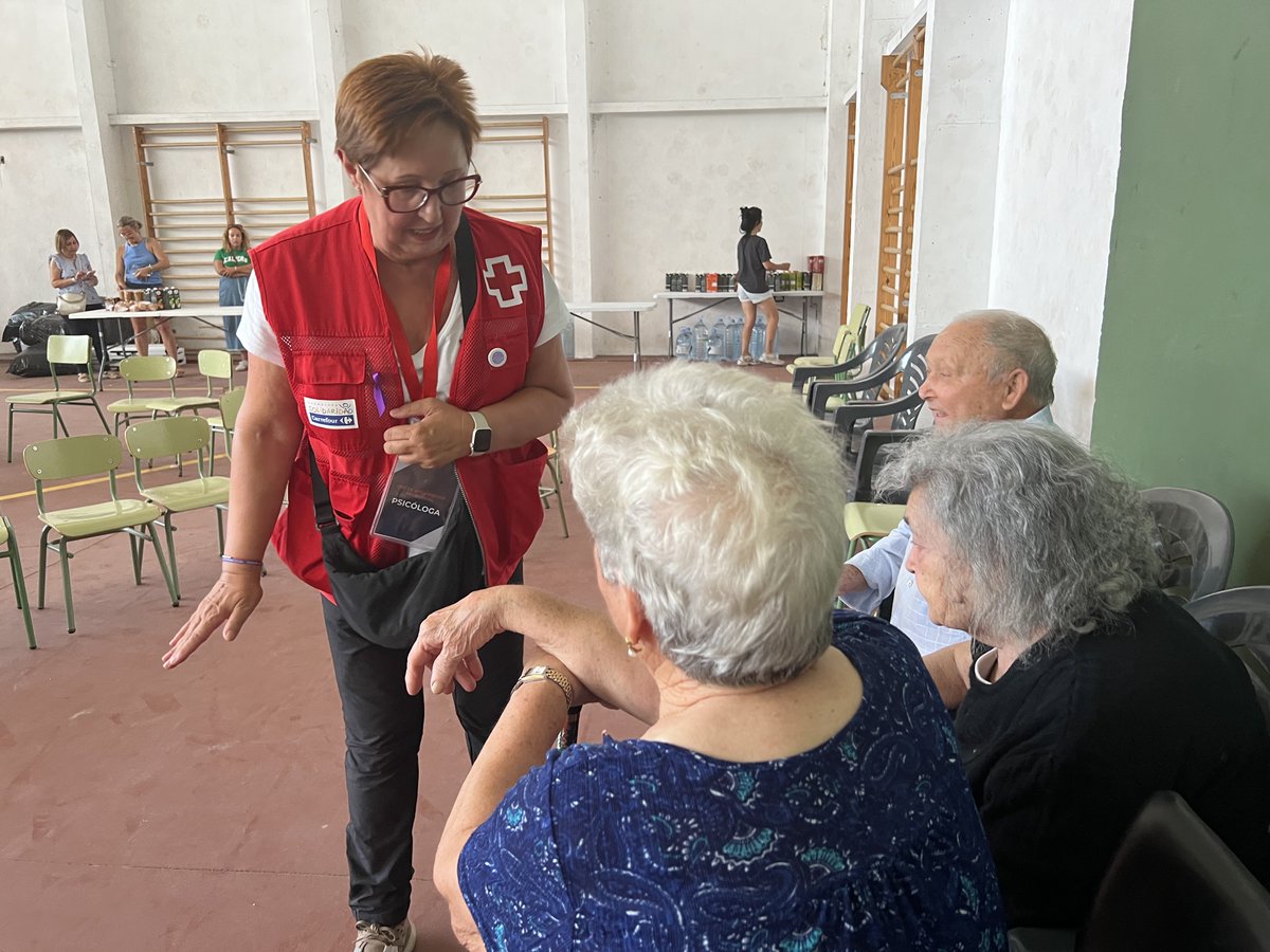 CREenZamora's tweet photo. A petición de la Junta hemos instalado en el pabellón municipal de Bermillo con la ayuda de vecinos camas con mantas y kits de higiene. Una docena de voluntarios y voluntarias realizan labores de filiación, acompañamiento en estos momentos iniciales para atender las necesidades. https://t.co/4zDPz6MjPZ