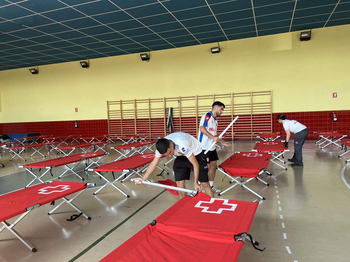 CREenZamora's tweet photo. A petición de la Junta hemos instalado en el pabellón municipal de Bermillo con la ayuda de vecinos camas con mantas y kits de higiene. Una docena de voluntarios y voluntarias realizan labores de filiación, acompañamiento en estos momentos iniciales para atender las necesidades. https://t.co/4zDPz6MjPZ