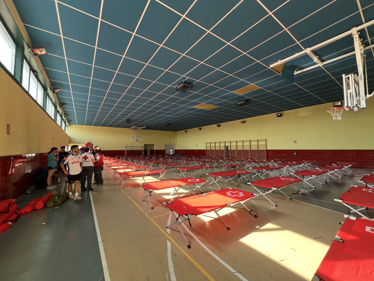 CREenZamora's tweet photo. A petición de la Junta hemos instalado en el pabellón municipal de Bermillo con la ayuda de vecinos camas con mantas y kits de higiene. Una docena de voluntarios y voluntarias realizan labores de filiación, acompañamiento en estos momentos iniciales para atender las necesidades. https://t.co/4zDPz6MjPZ