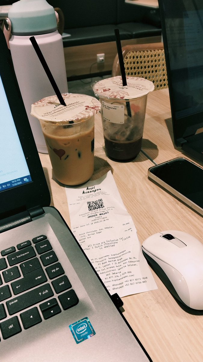 chocovioo's tweet photo. 70% main hp 30%ngerjain, h-2 blm kelar laporan PKL dan Jumat sidang. Trust Allah🙏🏻 https://t.co/DRTNJ26cSf
