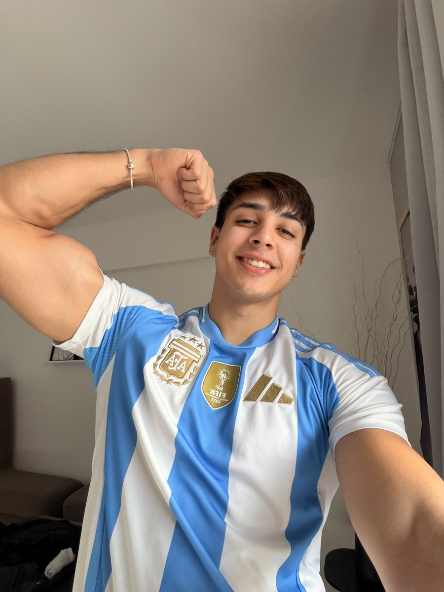 Leo tweet media