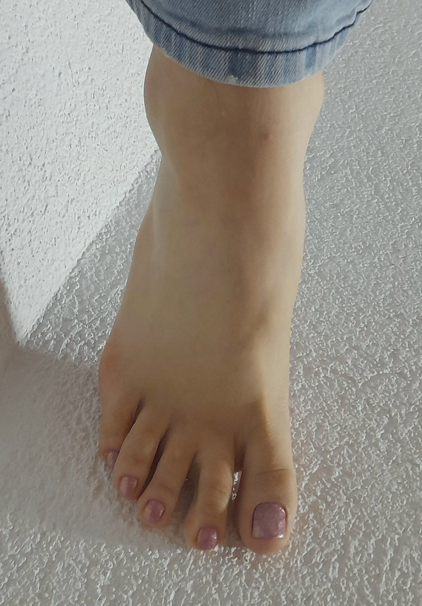 BrattyWhiteBoy's tweet photo. *Steps on you* 😌🤏🏻 https://t.co/rtF3XvVCt9