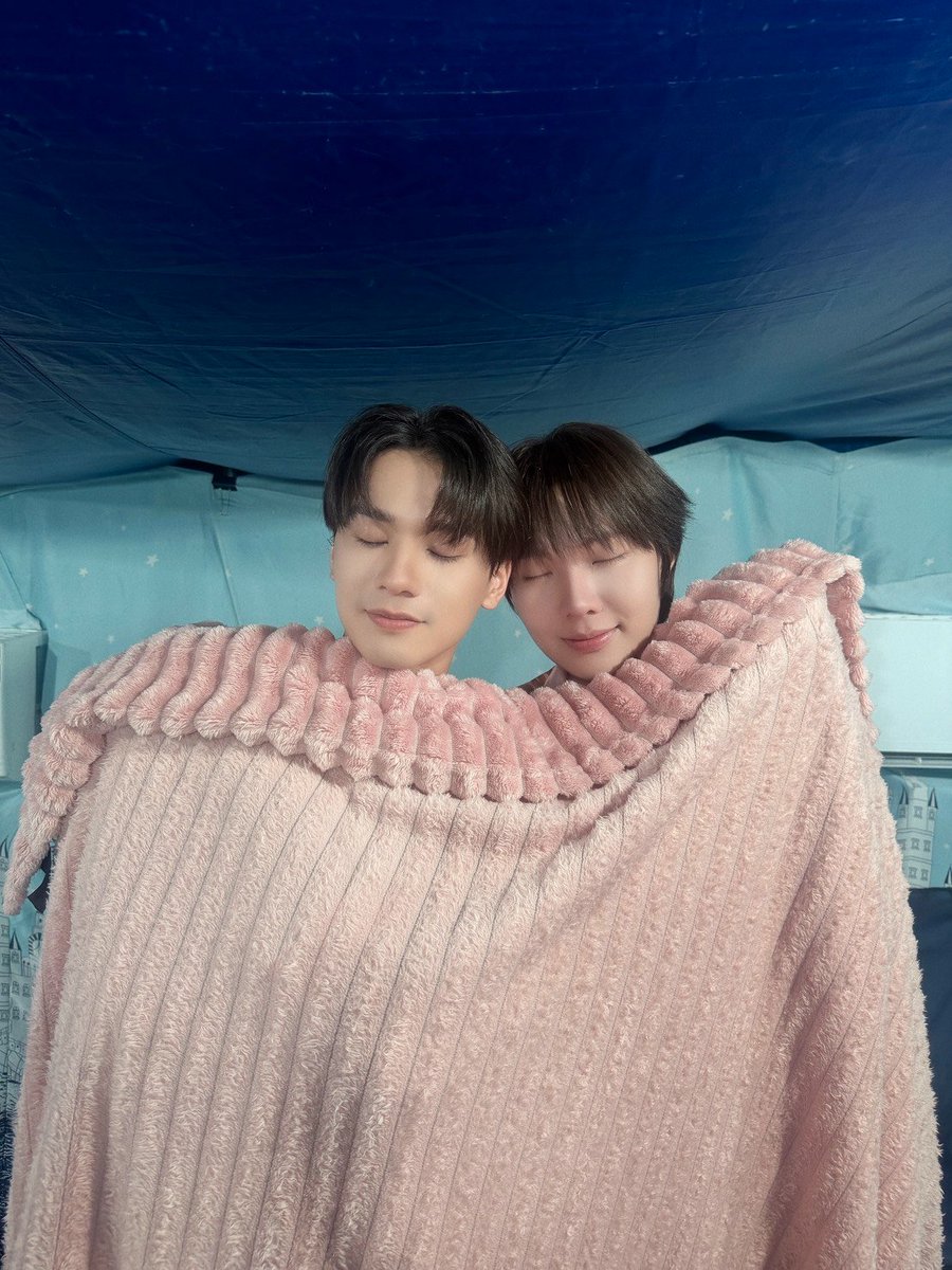 KhemjiraSeries's tweet photo. เลิกกองแล้ว 🥹 วันนี้หลากอารมณ์มากเลยจ้ะ ทั้งน้องเจตกับพี่ชาญ เดี๋ยวงอนง้อกันทั้งวันแถมทิ้งกันไปตั้งกะช่วงเย็น 😭

ส่วนพ่อครูกับน้องเขม พี่ลูกแอดก็แอบเห็นว่า… หวานกันสุด ๆ จนน้ำตาลยอม 🥰

งั้นคืนนี้ส่งทุกคนเข้านอน ด้วยภาพหลากอารมณ์แทนแล้วกันนะจ๊ะ 😘

#เขมจิราตอนพิเศษถ่ายละเด้อ https://t.co/DmLTS2pnAU