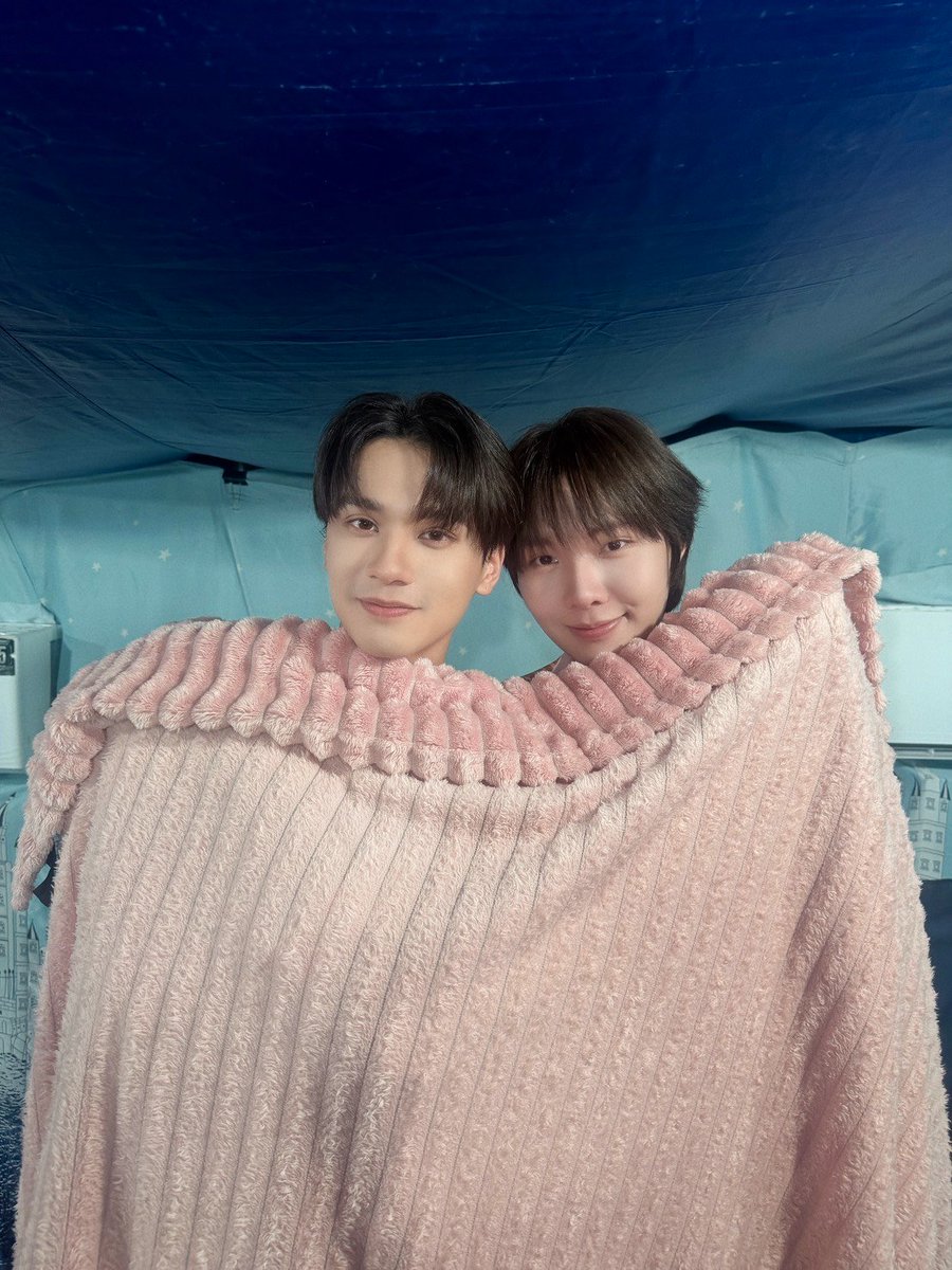 KhemjiraSeries's tweet photo. เลิกกองแล้ว 🥹 วันนี้หลากอารมณ์มากเลยจ้ะ ทั้งน้องเจตกับพี่ชาญ เดี๋ยวงอนง้อกันทั้งวันแถมทิ้งกันไปตั้งกะช่วงเย็น 😭

ส่วนพ่อครูกับน้องเขม พี่ลูกแอดก็แอบเห็นว่า… หวานกันสุด ๆ จนน้ำตาลยอม 🥰

งั้นคืนนี้ส่งทุกคนเข้านอน ด้วยภาพหลากอารมณ์แทนแล้วกันนะจ๊ะ 😘

#เขมจิราตอนพิเศษถ่ายละเด้อ https://t.co/DmLTS2pnAU