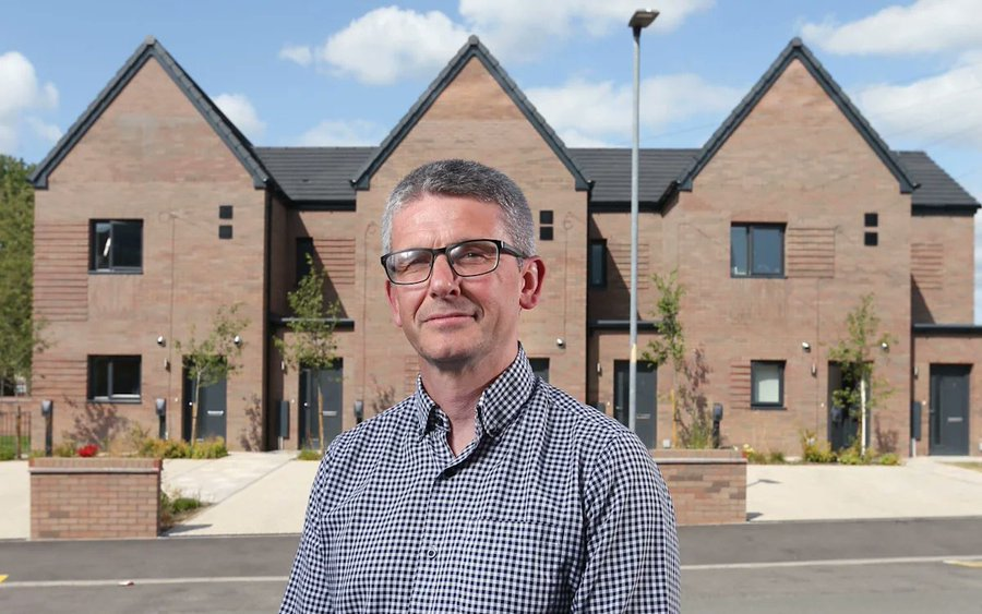 Teeheedee123's tweet photo. @CarolCo06534473 @StevenJonMiller This is the front view of the modest affordable homes. 
If the alternative is you're on the streets or sofa surfing I doubt you're worried about where to store your lawn mower? 🙄
Maybe you live in a 4 bed semi with a gated drive &amp; rear garden, but not everyone is so fortunate? https://t.co/sWlbXO7lfV