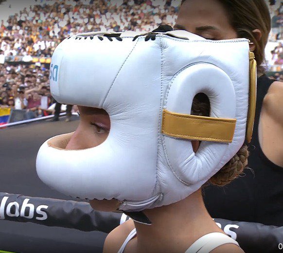 kei_changos's tweet photo. Gracias a Ari empezaron a usar ese tipo de cascos y protección que si son válidos en boxeo ameteur y para este tipo de eventos donde tienes que cuidar la integridad física de ambas partes, ella marcó un parteaguas para ello y en las demás veladas hay quienes han usado de este tipo. 
El casco primero y segundo que quiso usar y usó Roro por donde lo quieras ver es una completa burla para el box, volvemos al mismo punto si tenías un tema médico en tu nariz no participas en un evento de un deporte que trata de golpes, y como todos ya sabemos es uno de otro tipo de arte marcial. 
Entonces si a partir de Ari implementaron esos cascos me estás diciendo con este precedente que ahora cualquiera podrá usar un casco como el Roro, ya mejor competencia de transformes o robots para la velada 7 no?