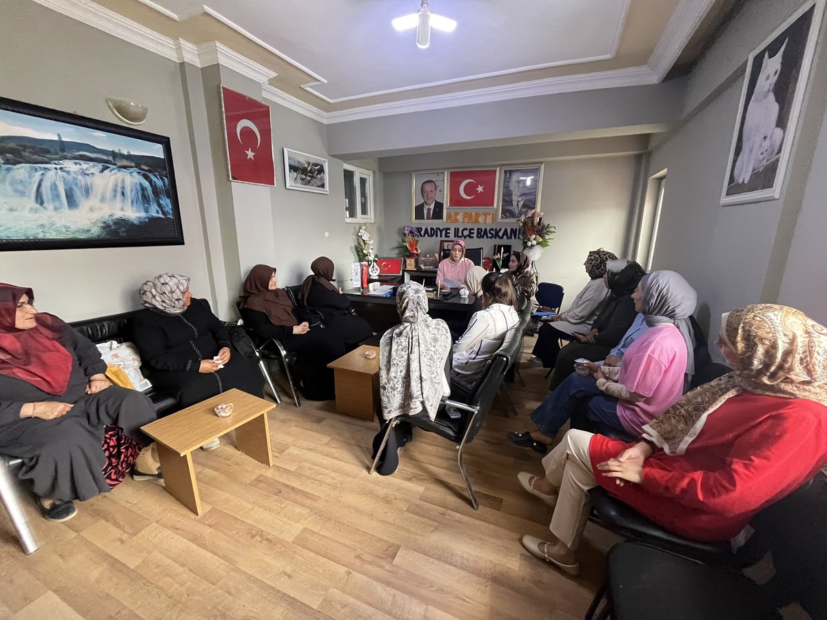 Ak_partmuradiye's tweet photo. Kadın Kolları Başkanımız Sn. @Sevdacicek25 ve yönetim kurulu üyelerimizle haftalık olağan toplantımızı gerçekleştirdik. Toplantımız hayırlara vesile olsun.
@tugbaisikercan @ArvasAbdulahat @zerrin_alpaslan @AKKADINGM @akkadinvann https://t.co/ewK2S63ouL