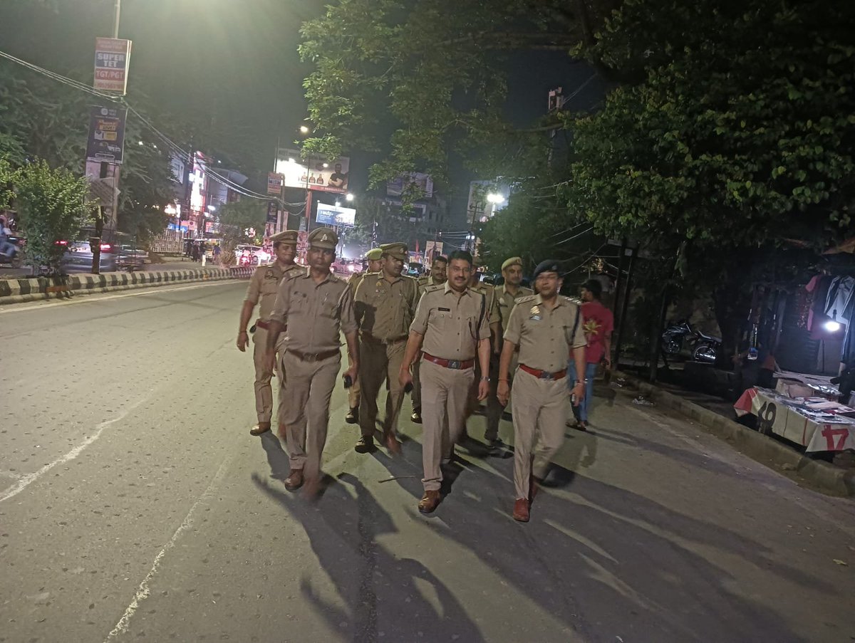 dcp_north's tweet photo. #ADCP_NORTH🚨 👮🏻♂️🚔द्वारा #acp_aliganj मय थाना अलीगंज टीम के शांति आगामी त्यौहार,शांति व्यवस्था के दृष्टिगत क्षेत्र में चिन्हित हाटस्पॉट तथा आस-पास के क्षेत्र में पैदल गश्त/चेकिंग किया गया व अफवाहो से बचने की अपील की गयी ।
@lkopolice @LoJcp @AmitKAnandIPS https://t.co/3RGTbyy4kk