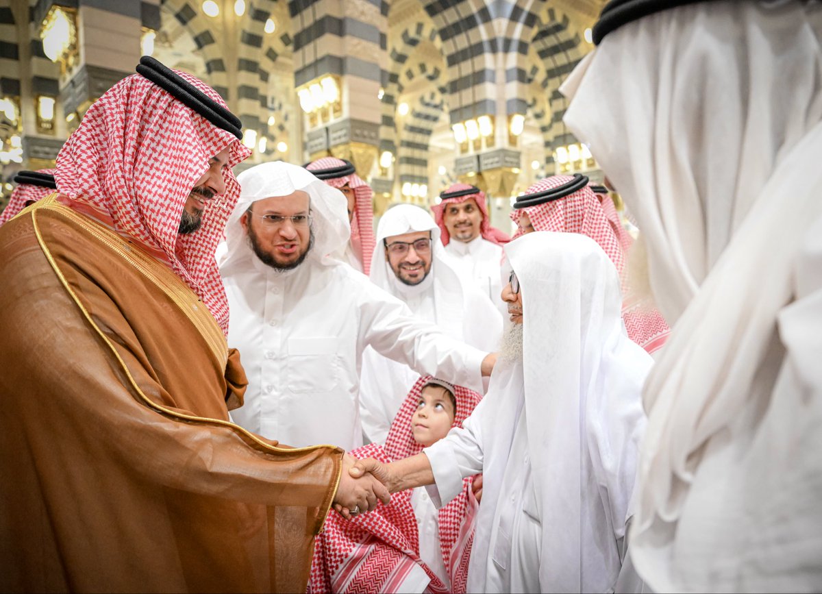 imarat_almadina's tweet photo. أكد أمير منطقة #المدينة_المنورة #سلمان_بن_سلطان أن حلقات تحفيظ القرآن الكريم والمتون العلمية في #المسجد_النبوي تجسد عناية القيادة الرشيدة -أيدها الله- بكتاب الله وسنة نبيه ﷺ، وحرصها على ترسيخ القيم الإسلامية السمحة، ونشر العلم الشرعي، وإتاحة فرص تعلم القرآن لمختلف فئات المجتمع. https://t.co/F4JYlUsnz5