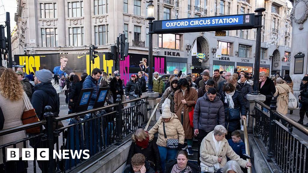 BBCLondonNews's tweet photo. London only English region to see population fall ➡️ https://t.co/djAlRBam67 https://t.co/EKMY8pfIA4