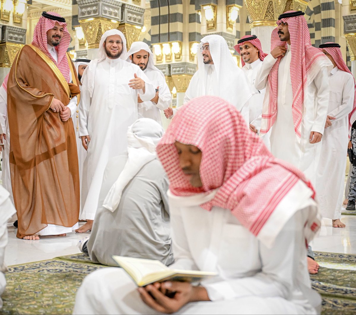 imarat_almadina's tweet photo. أكد أمير منطقة #المدينة_المنورة #سلمان_بن_سلطان أن حلقات تحفيظ القرآن الكريم والمتون العلمية في #المسجد_النبوي تجسد عناية القيادة الرشيدة -أيدها الله- بكتاب الله وسنة نبيه ﷺ، وحرصها على ترسيخ القيم الإسلامية السمحة، ونشر العلم الشرعي، وإتاحة فرص تعلم القرآن لمختلف فئات المجتمع. https://t.co/F4JYlUsnz5