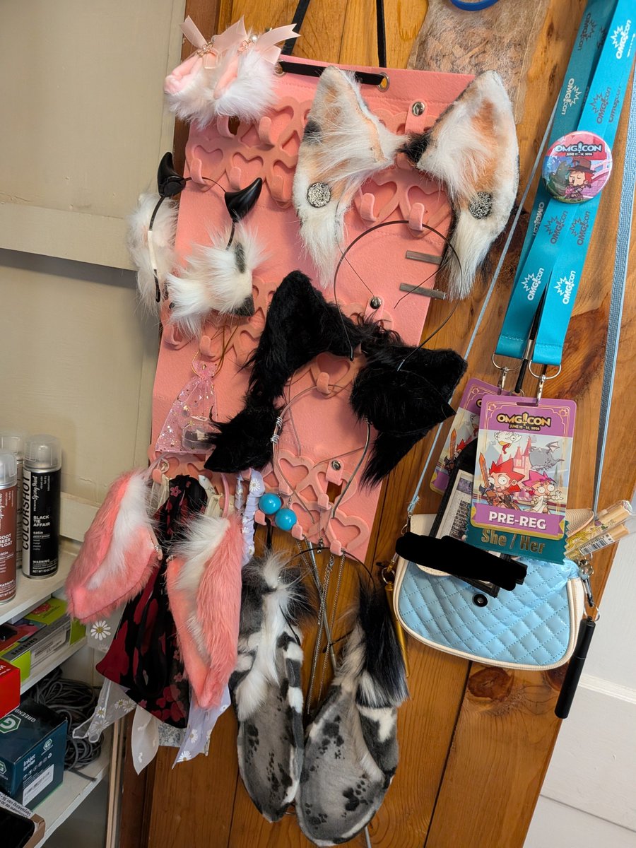 DragonB_rnChild's tweet photo. Peep my ear collection,

My favorite pair is the black/grey/white bunny ears near the bottom, even though they're unfortunately unconventional. I'm unable to turn my head because they'll bump my shoulders and stab me in the ear lol

Do we like my small furry gear collection? 🥺 https://t.co/DRh88FfgQE