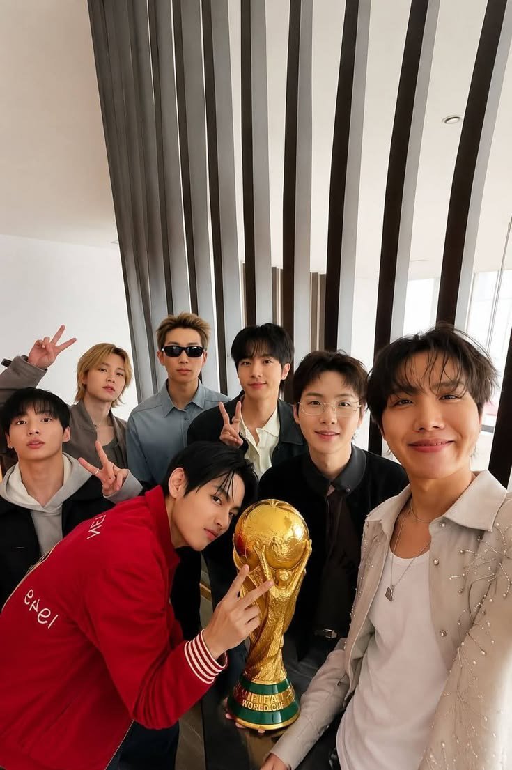 J_HOPE_3's tweet photo. 저희는 올해 그래미에 출품하 지 않기로 했습니다.

음악이 지역이나 언어로 구분 되기보다 음악 그 자체로 들리 고 사랑 받을 수 있기를 바랍 니다.

늘 함께해주시는 아미와 모든 분들께 감사드립니다. https://t.co/qz2JpXGncd