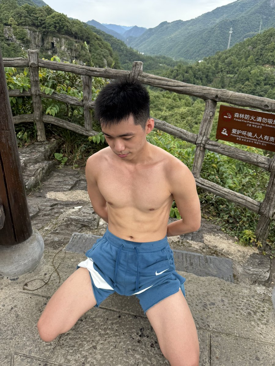 mmmmqaz1's tweet photo. 想拍点清凉的，但摄影师害羞 https://t.co/WHgimfEyQe
