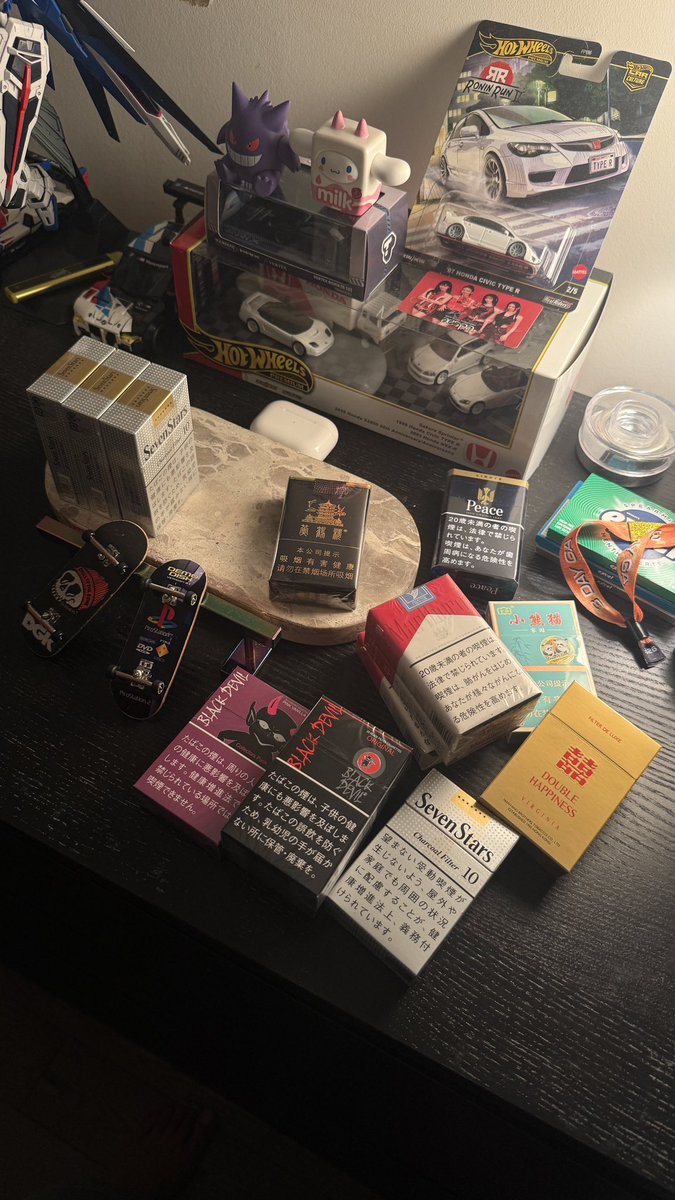 catsoupreme's tweet photo. I quit vaping to smoke cigz https://t.co/4G4qsey5Nf