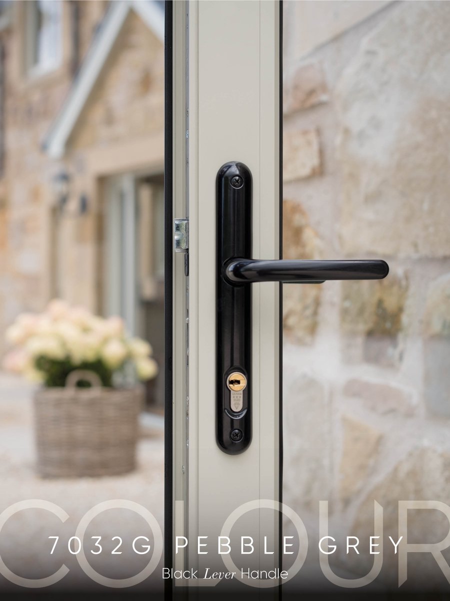 Originbifolds's tweet photo. Sometimes it's the smallest details that leave the biggest impression!

The soft finish of RAL 7032 Gloss paired with contrasting black hardware creates a look that feels both classic and contemporary 🤍🖤  It's a simple combination that complements the traditional character of Marie's home while adding a modern edge...

Proof that thoughtful design is all in the details✨

#OriginGlobal #ArchitecturalDetails #LuxuryHomes #GalleryCollection #DoorHardware
