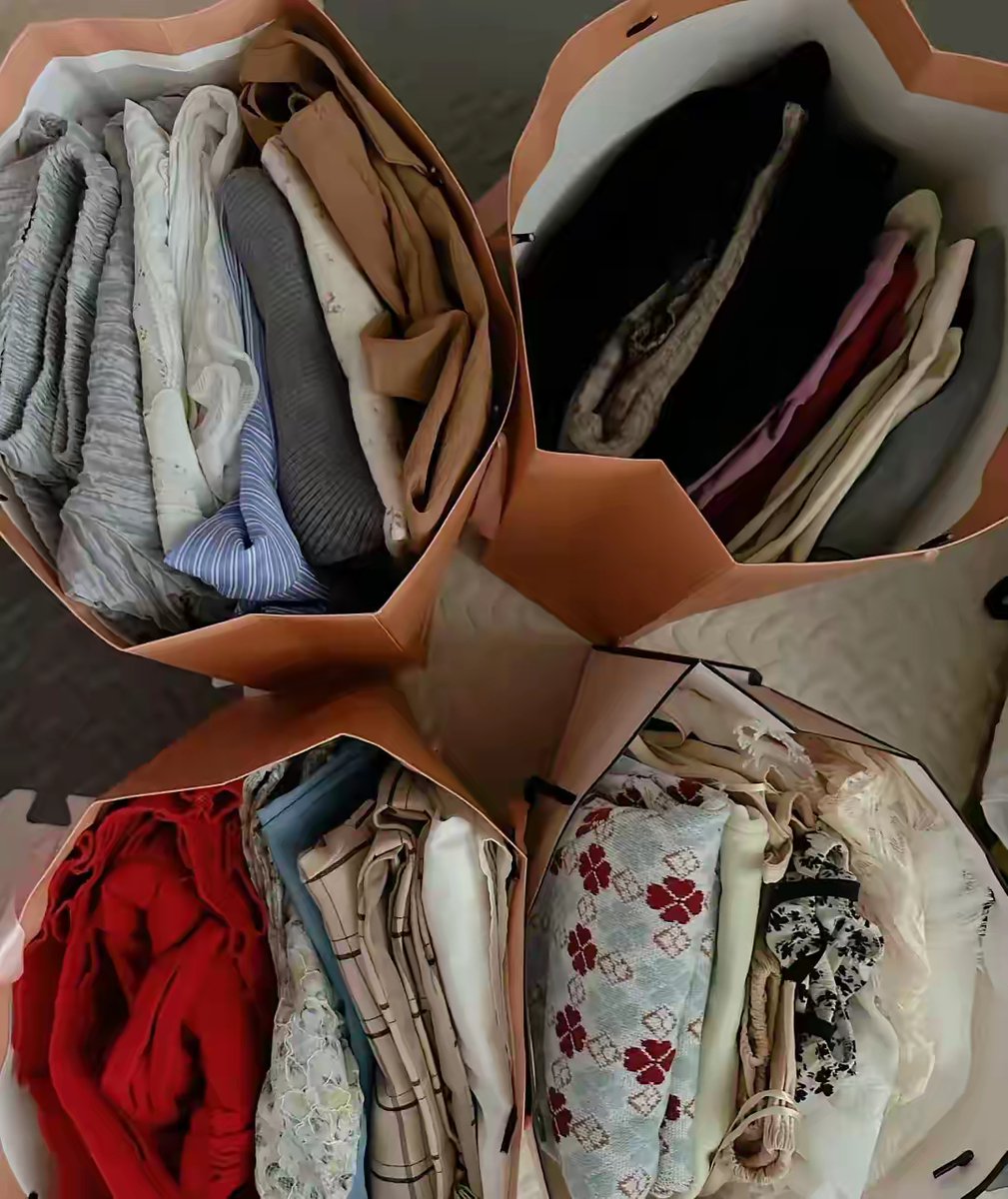 picanso87490's tweet photo. Got a closet full of old clothes you never wear Try the “one in, one out” rule—donate the stuff that no longer fits or sparks joy today. A quick tidy = more space for what you actually use!， https://t.co/p13KooWajH