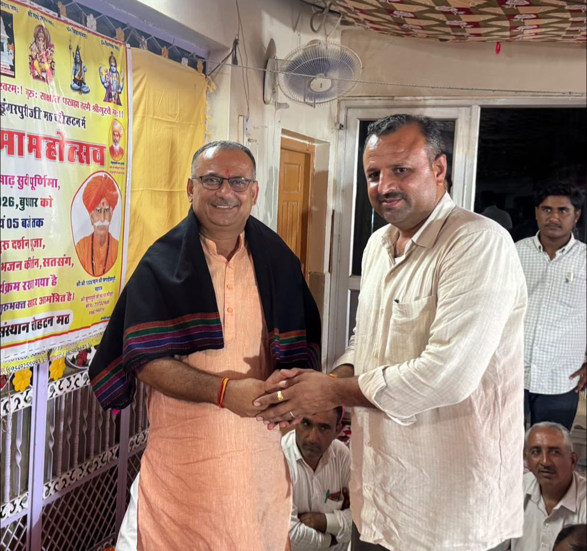 SSKharaBJP's tweet photo. गुरु पूर्णिमा के पावन अवसर पर चौहटन स्थित श्री डुंगरपुरी जी मठ पहुँचकर आदरणीय जगदीशपूरी जी महाराज के दर्शन कर उनका पावन आशीर्वाद एवं प्रेरणादायी मार्गदर्शन प्राप्त करने का सौभाग्य मिला।

संत-महात्माओं का सान्निध्य जीवन में आध्यात्मिक ऊर्जा, सद्विचार और सेवा की भा���ना का संचार करता है। आदरणीय जगदीशपूरी जी महाराज अपने तप, त्याग और सरल जीवन के माध्यम से समाज में संस्कार, सदाचार और मानवता के मूल्यों को सुदृढ़ करने का प्रेरणादायी कार्य कर रहे हैं।

पूज्य महाराज का स्नेह, आशीर्वाद और मार्गदर्शन हम सभी पर सदैव बना रहे तथा उनके बताए सद्मार्ग पर चलकर समाज और राष्ट्रहित में निरंतर कार्य करने की प्रेरणा प्राप्त हो इसी मंगलकामना के साथ उनके श्रीचरणों में सादर ���्रणाम।

@BJP4Rajasthan @BhajanlalBjp