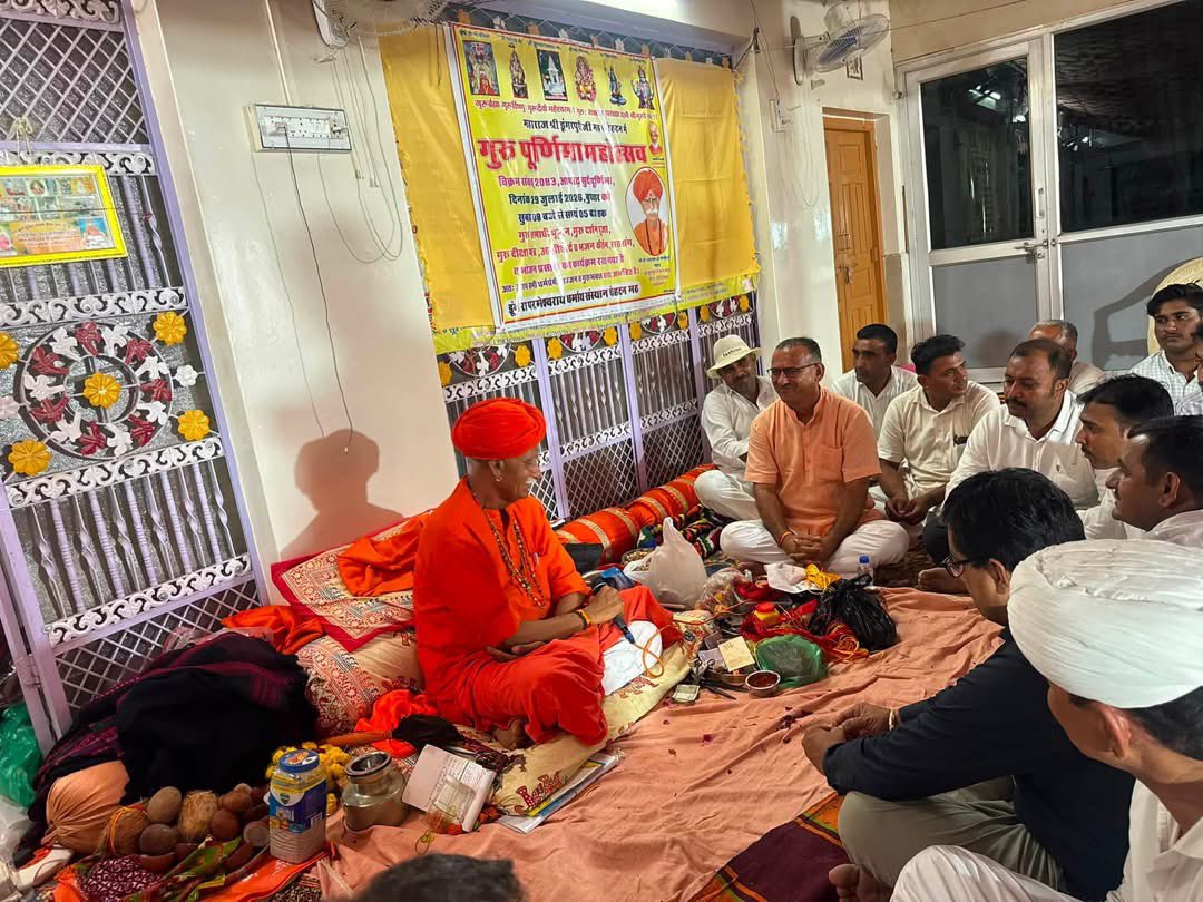 SSKharaBJP's tweet photo. गुरु पूर्णिमा के पावन अवसर पर चौहटन स्थित श्री डुंगरपुरी जी मठ पहुँचकर आदरणीय जगदीशपूरी जी महाराज के दर्शन कर उनका पावन आशीर्वाद एवं प्रेरणादायी मार्गदर्शन प्राप्त करने का सौभाग्य मिला।

संत-महात्माओं का सान्निध्य जीवन में आध्यात्मिक ऊर्जा, सद्विचार और सेवा की भा���ना का संचार करता है। आदरणीय जगदीशपूरी जी महाराज अपने तप, त्याग और सरल जीवन के माध्यम से समाज में संस्कार, सदाचार और मानवता के मूल्यों को सुदृढ़ करने का प्रेरणादायी कार्य कर रहे हैं।

पूज्य महाराज का स्नेह, आशीर्वाद और मार्गदर्शन हम सभी पर सदैव बना रहे तथा उनके बताए सद्मार्ग पर चलकर समाज और राष्ट्रहित में निरंतर कार्य करने की प्रेरणा प्राप्त हो इसी मंगलकामना के साथ उनके श्रीचरणों में सादर ���्रणाम।

@BJP4Rajasthan @BhajanlalBjp
