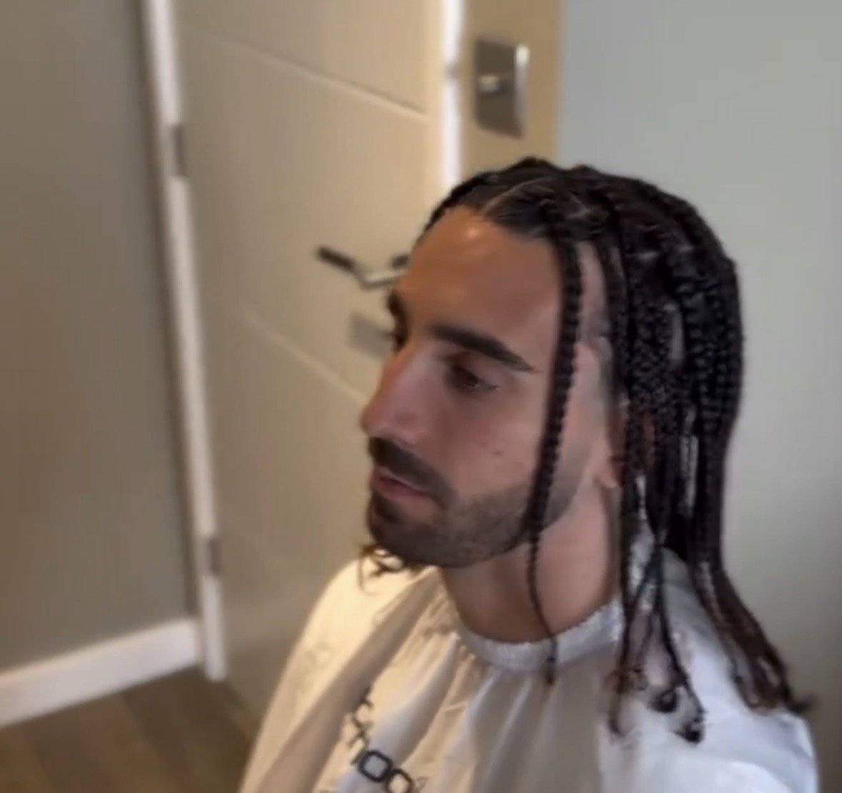 MADRlDISTAS's tweet photo. Novo estilo de cabelo do Cucurella, aprovado? https://t.co/rGpBC7UqOh