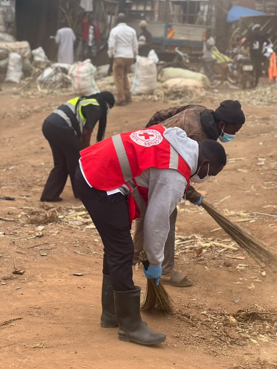 UgandaRC_Youths's tweet photo. Our dedicated Red Cross Youth joined the community clean-up exercise in Katwe today, ahead of the 33rd Coronation Anniversary of the Kabaka of the Kingdom of Buganda.

#Youths 
#Amatikkira33 
#Amatikkira2026 https://t.co/Vygwpd3NPn