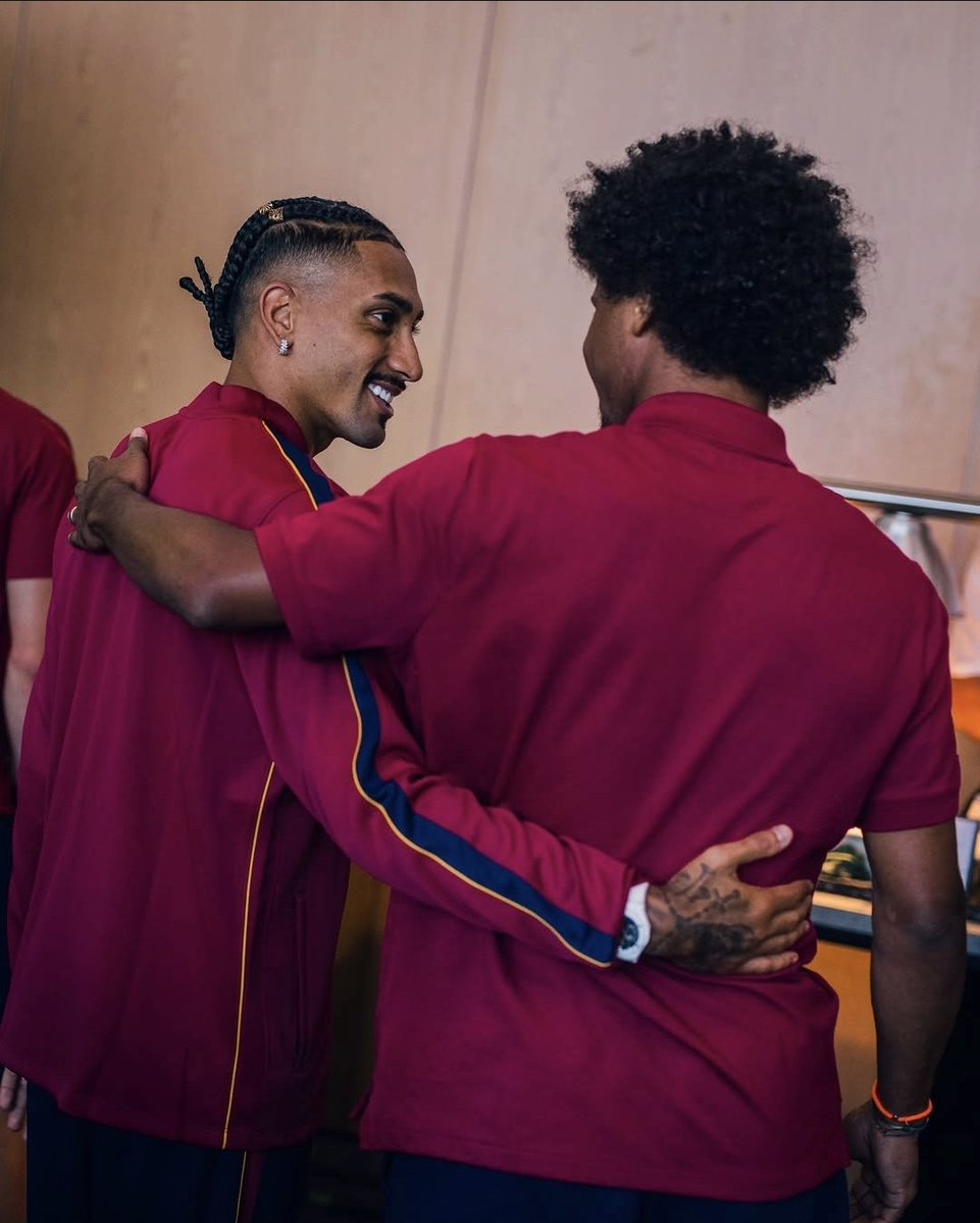 PoojaMedia's tweet photo. Raphinha meets Adeyemi for the first time after joining Barcelona. 

The wingers 🔥 https://t.co/03eiMpwpLe