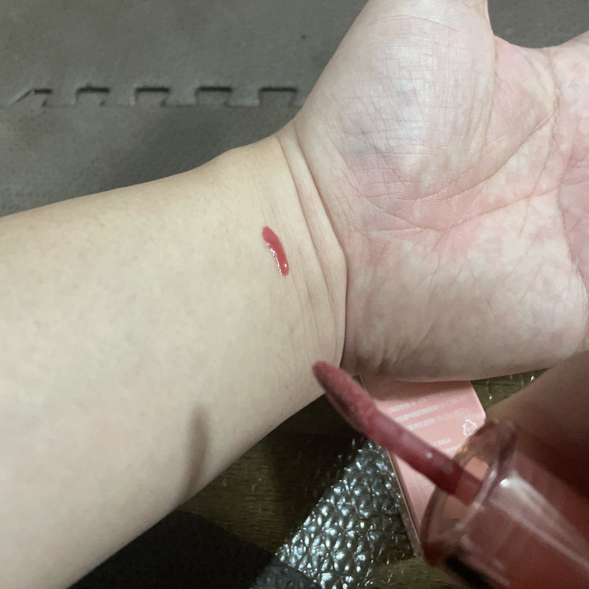 moshikashitedaa's tweet photo. 塗り心地がなめらかで、唇に均一に広げやすかったです。
食事のあとも自然に色が残り、塗り直しの回数が少なく済みました。
#naughtypercent #ハートグレーズティント #ティント #韓国コスメ #血色リップ #メイク好き https://t.co/2kMj8V1WFq