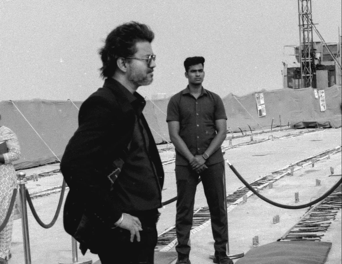 Actor_Vijay's tweet photo. Aura nale Neenga dhan vaathiyare 🧎🏻‍➡️ https://t.co/5xoJxZGeQi