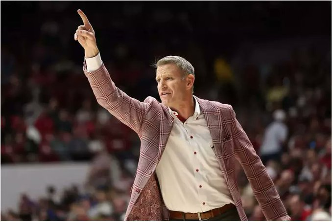 Coach_DeMarco's tweet photo. ALABAMA had the #1 scoring OFFENSE in the country last year (91.6 ppg)!

Nate Oates does a great job getting players the ball in spots where they are most effective!

Here is a thread of my FAVORITE ACTIONS Bama uses to score EFFICIENTLY!

A #GetBetterEveryDay Thread🧵 https://t.co/AzWvHb5XOw